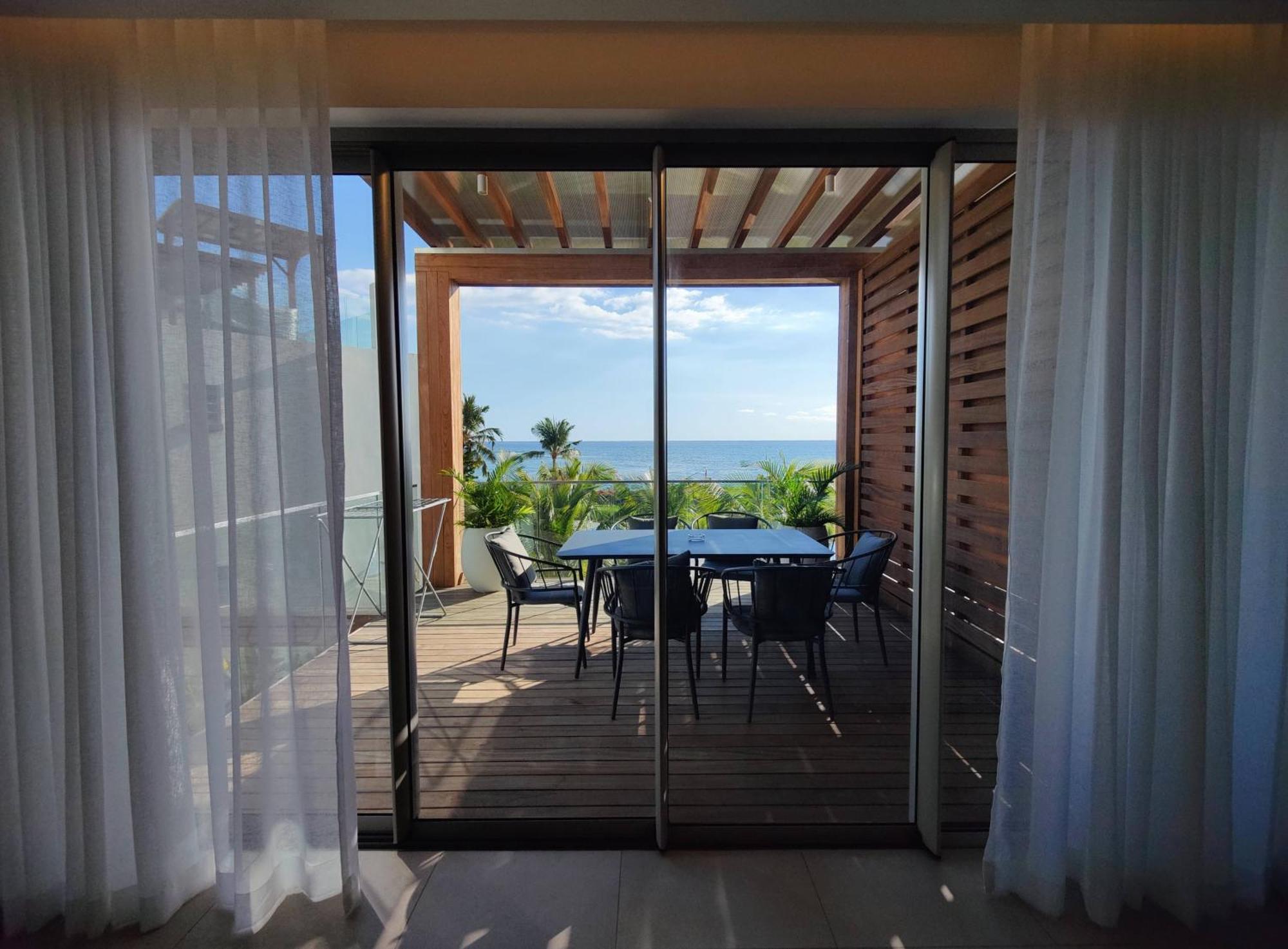 Ocean Point Beach Front Apartment Pointe aux Piments Kültér fotó